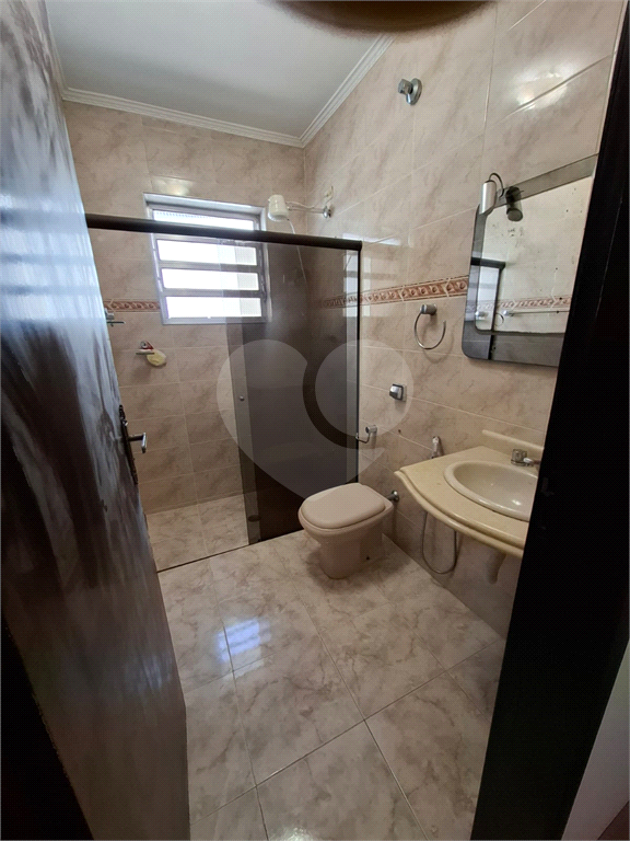 Sobrado LOCAÇÃO Vila Ema com 164m2, 4 quartos, 2 suítes, 2 salas, cozinha, 5 banheiros, área de serviço e 2 vagas de garagem