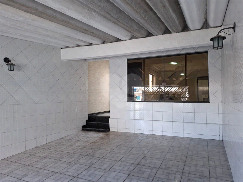 Sobrado LOCAÇÃO Vila Ema com 164m2, 4 quartos, 2 suítes, 2 salas, cozinha, 5 banheiros, área de serviço e 2 vagas de garagem