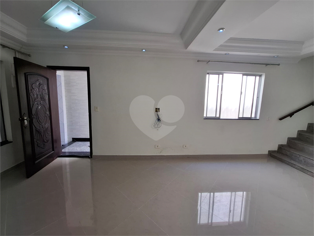 Sobrado LOCAÇÃO Vila Ema com 164m2, 4 quartos, 2 suítes, 2 salas, cozinha, 5 banheiros, área de serviço e 2 vagas de garagem