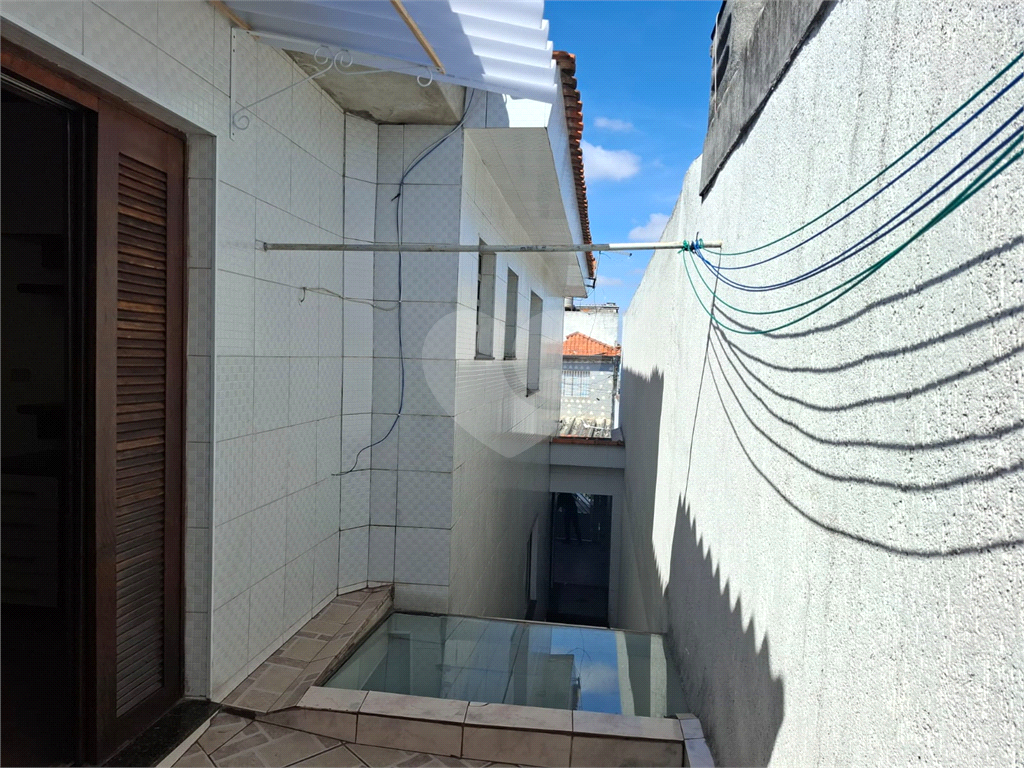 Sobrado LOCAÇÃO Vila Ema com 164m2, 4 quartos, 2 suítes, 2 salas, cozinha, 5 banheiros, área de serviço e 2 vagas de garagem