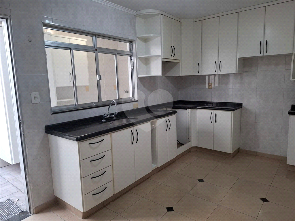 Sobrado LOCAÇÃO Vila Ema com 164m2, 4 quartos, 2 suítes, 2 salas, cozinha, 5 banheiros, área de serviço e 2 vagas de garagem