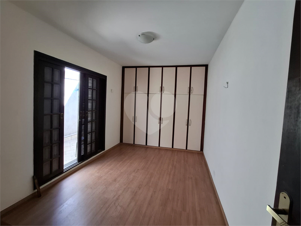 Sobrado LOCAÇÃO Vila Ema com 164m2, 4 quartos, 2 suítes, 2 salas, cozinha, 5 banheiros, área de serviço e 2 vagas de garagem