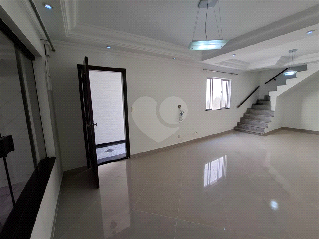 Sobrado LOCAÇÃO Vila Ema com 164m2, 4 quartos, 2 suítes, 2 salas, cozinha, 5 banheiros, área de serviço e 2 vagas de garagem