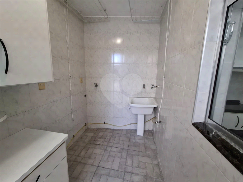 Sobrado LOCAÇÃO Vila Ema com 164m2, 4 quartos, 2 suítes, 2 salas, cozinha, 5 banheiros, área de serviço e 2 vagas de garagem