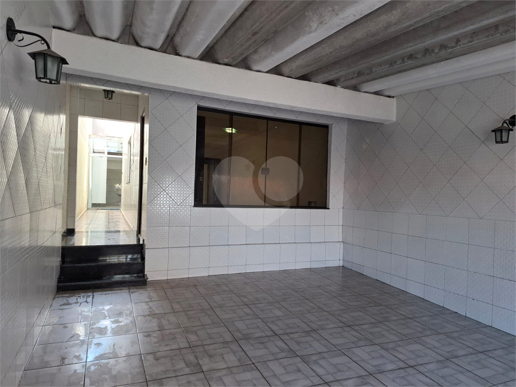 Sobrado LOCAÇÃO Vila Ema com 164m2, 4 quartos, 2 suítes, 2 salas, cozinha, 5 banheiros, área de serviço e 2 vagas de garagem