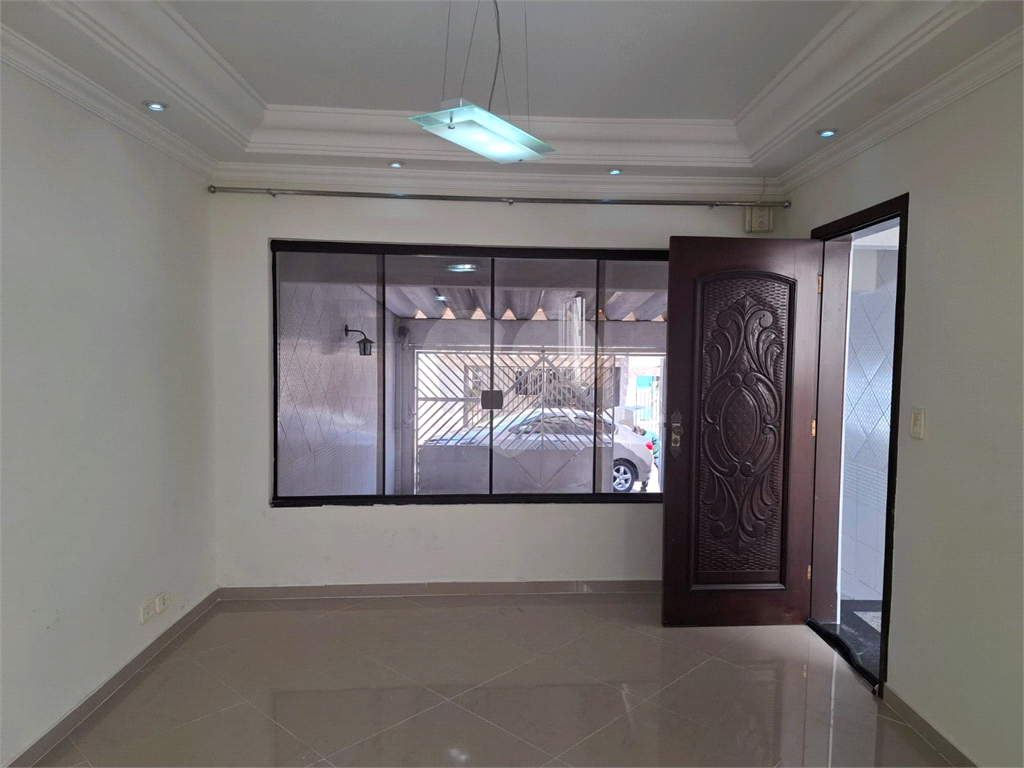 Sobrado LOCAÇÃO Vila Ema com 164m2, 4 quartos, 2 suítes, 2 salas, cozinha, 5 banheiros, área de serviço e 2 vagas de garagem