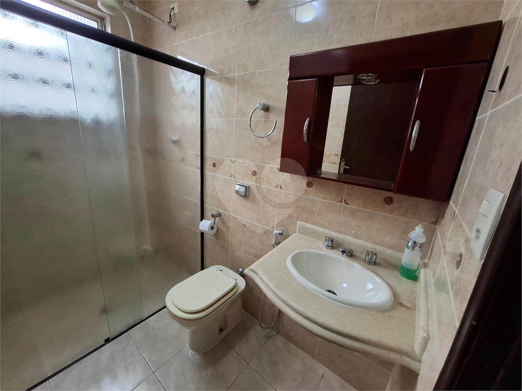 Sobrado LOCAÇÃO Vila Ema com 164m2, 4 quartos, 2 suítes, 2 salas, cozinha, 5 banheiros, área de serviço e 2 vagas de garagem