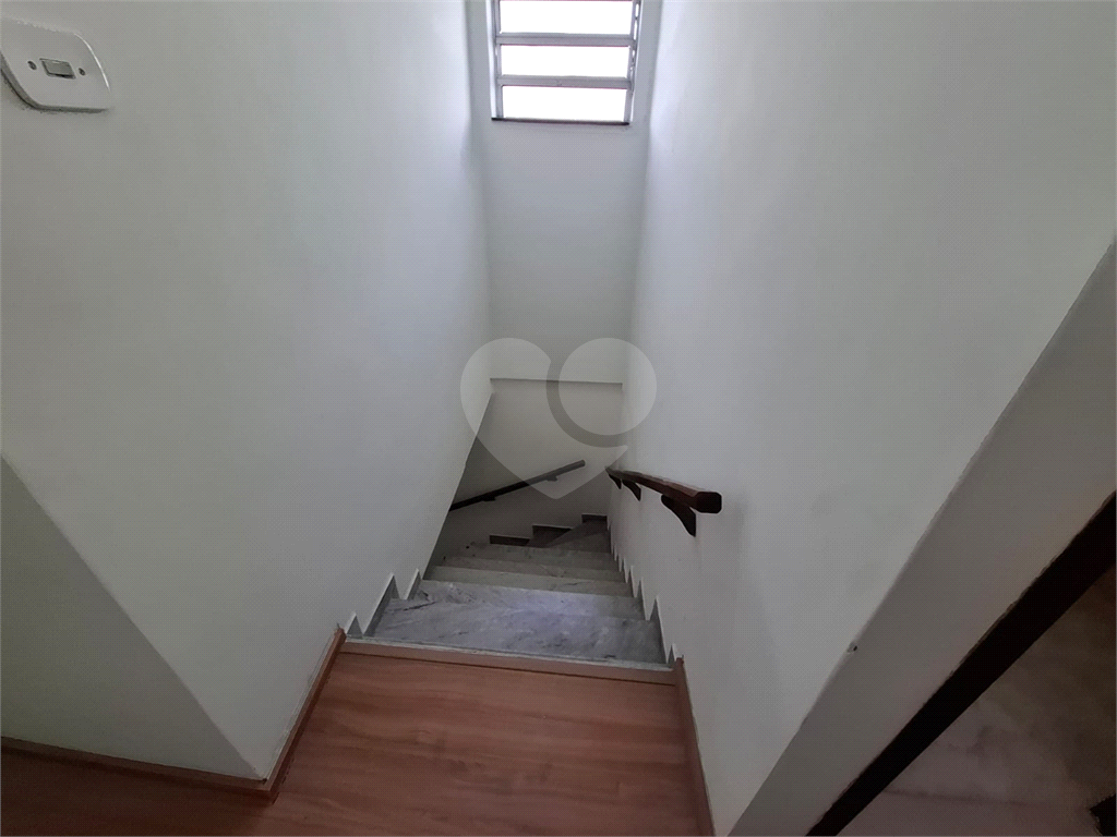 Sobrado LOCAÇÃO Vila Ema com 164m2, 4 quartos, 2 suítes, 2 salas, cozinha, 5 banheiros, área de serviço e 2 vagas de garagem