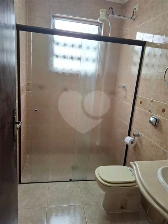 Sobrado LOCAÇÃO Vila Ema com 164m2, 4 quartos, 2 suítes, 2 salas, cozinha, 5 banheiros, área de serviço e 2 vagas de garagem