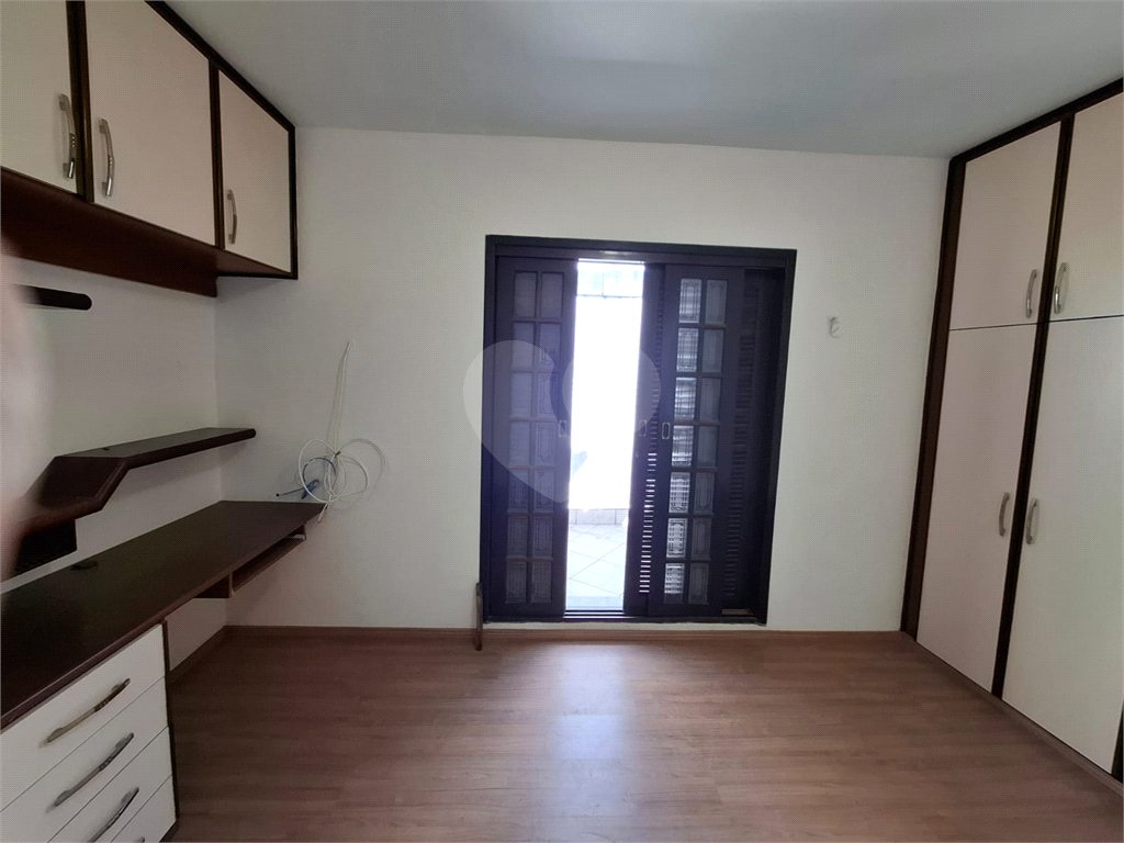 Sobrado LOCAÇÃO Vila Ema com 164m2, 4 quartos, 2 suítes, 2 salas, cozinha, 5 banheiros, área de serviço e 2 vagas de garagem