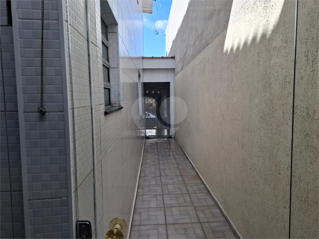 Sobrado LOCAÇÃO Vila Ema com 164m2, 4 quartos, 2 suítes, 2 salas, cozinha, 5 banheiros, área de serviço e 2 vagas de garagem