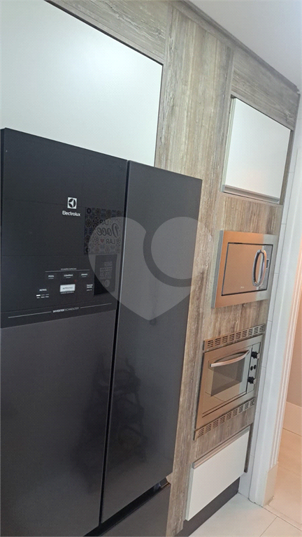 Apartamento com 117m² com 03 vagas cobertas e fixas, 3 dormitórios sendo 2 suítes, porteira fechada.