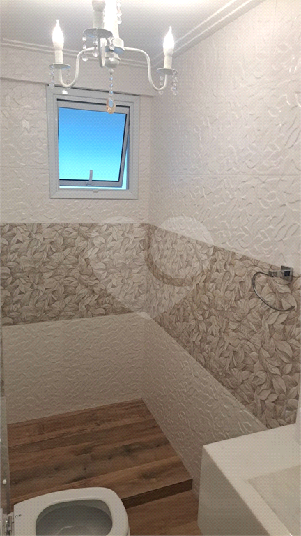 Apartamento com 117m² com 03 vagas cobertas e fixas, 3 dormitórios sendo 2 suítes, porteira fechada.