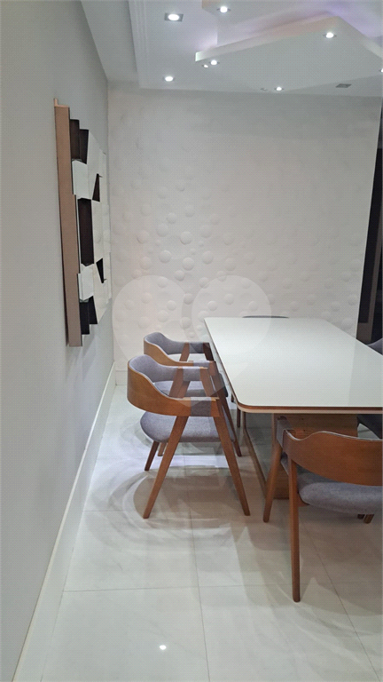 Apartamento com 117m² com 03 vagas cobertas e fixas, 3 dormitórios sendo 2 suítes, porteira fechada.