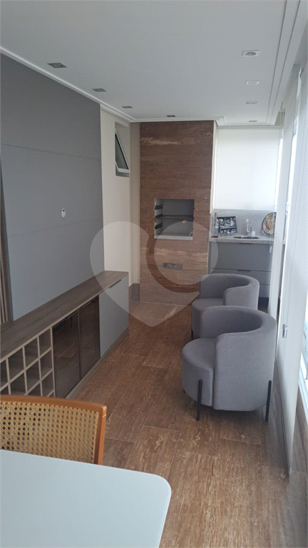 Apartamento com 117m² com 03 vagas cobertas e fixas, 3 dormitórios sendo 2 suítes, porteira fechada.