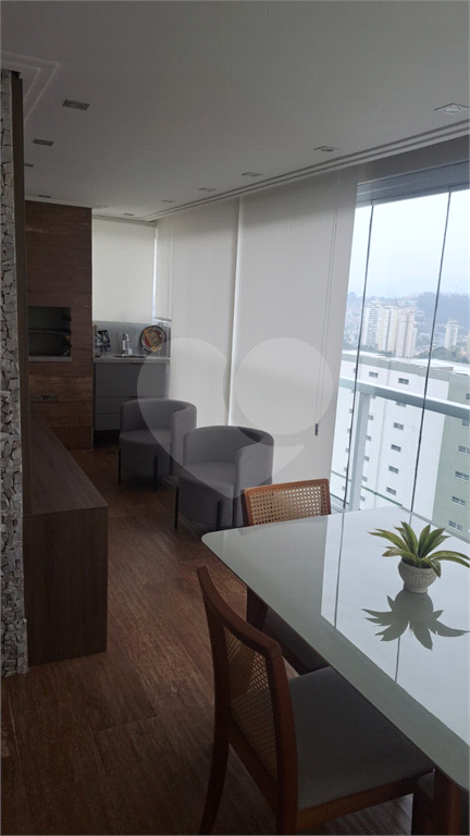 Apartamento com 117m² com 03 vagas cobertas e fixas, 3 dormitórios sendo 2 suítes, porteira fechada.
