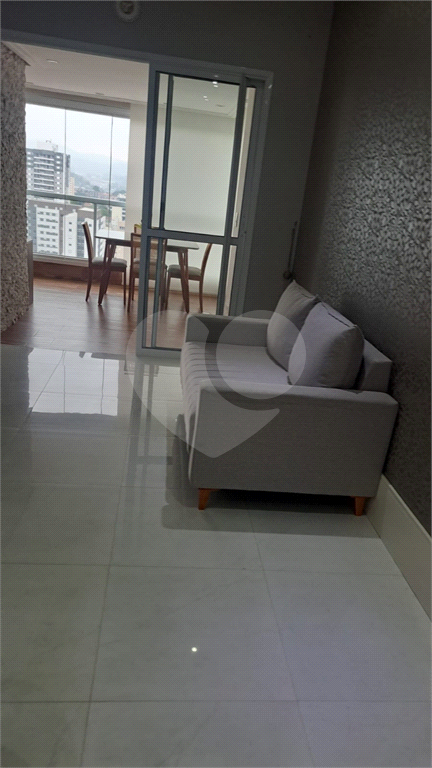Apartamento com 117m² com 03 vagas cobertas e fixas, 3 dormitórios sendo 2 suítes, porteira fechada.