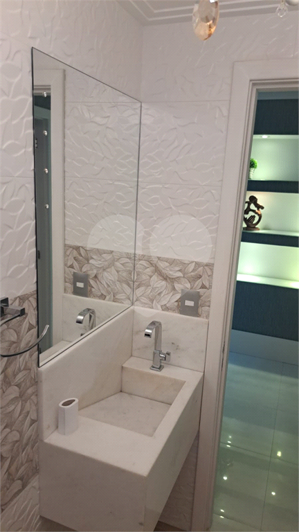 Apartamento com 117m² com 03 vagas cobertas e fixas, 3 dormitórios sendo 2 suítes, porteira fechada.