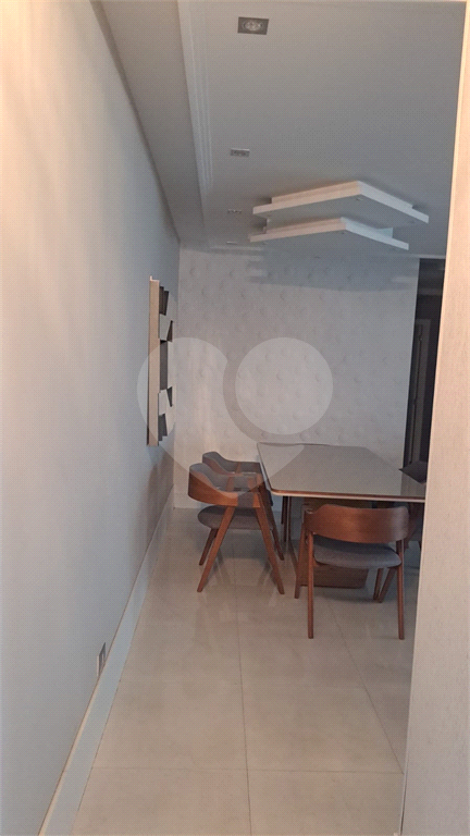 Apartamento com 117m² com 03 vagas cobertas e fixas, 3 dormitórios sendo 2 suítes, porteira fechada.