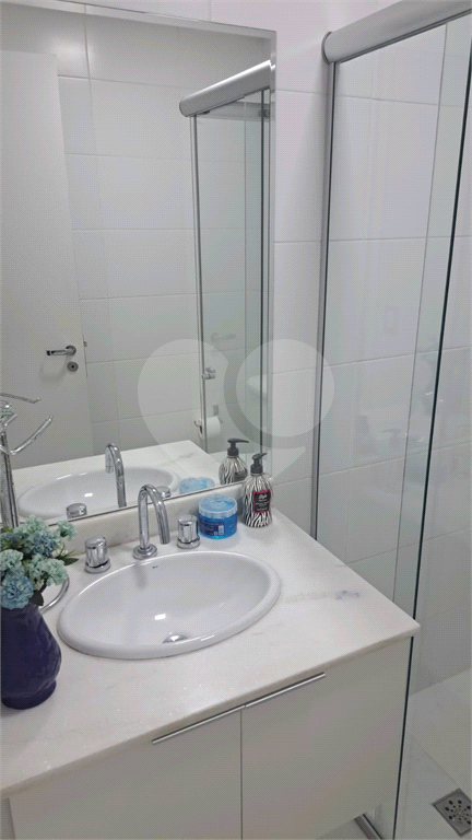 Apartamento com 117m² com 03 vagas cobertas e fixas, 3 dormitórios sendo 2 suítes, porteira fechada.