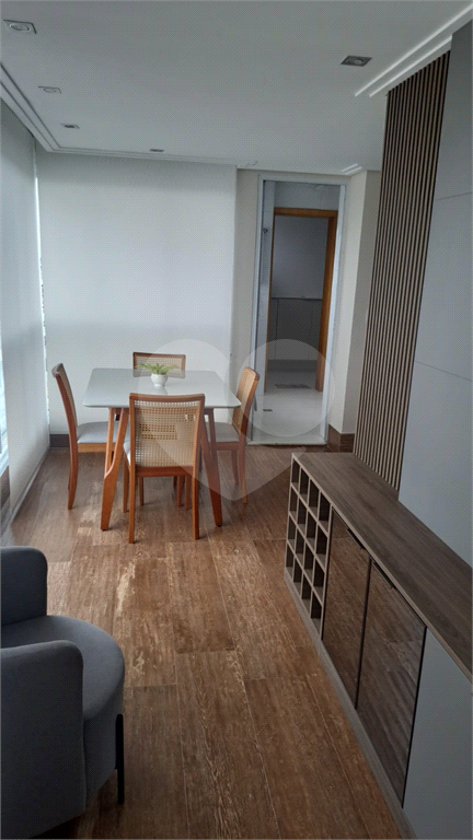 Apartamento com 117m² com 03 vagas cobertas e fixas, 3 dormitórios sendo 2 suítes, porteira fechada.
