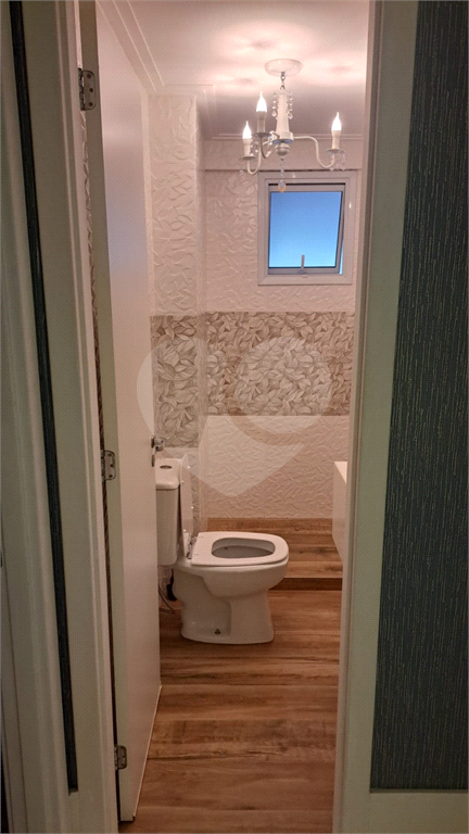 Apartamento com 117m² com 03 vagas cobertas e fixas, 3 dormitórios sendo 2 suítes, porteira fechada.