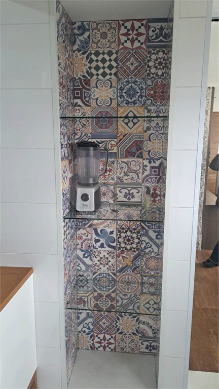 Apartamento com 117m² com 03 vagas cobertas e fixas, 3 dormitórios sendo 2 suítes, porteira fechada.