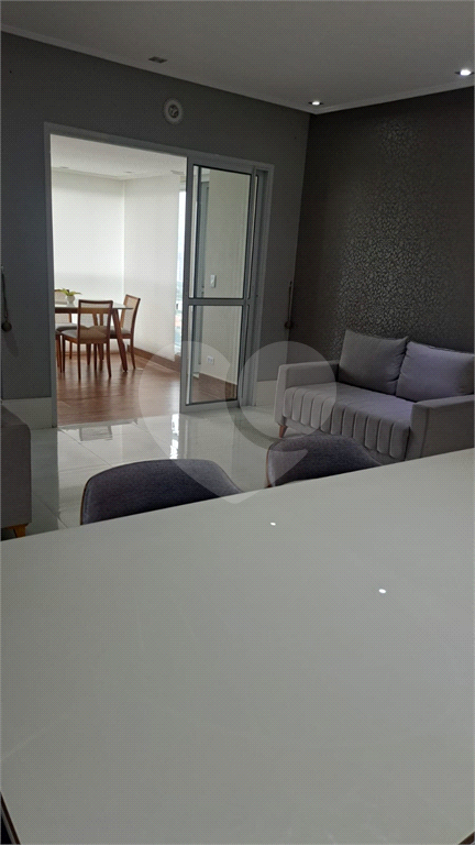 Apartamento com 117m² com 03 vagas cobertas e fixas, 3 dormitórios sendo 2 suítes, porteira fechada.