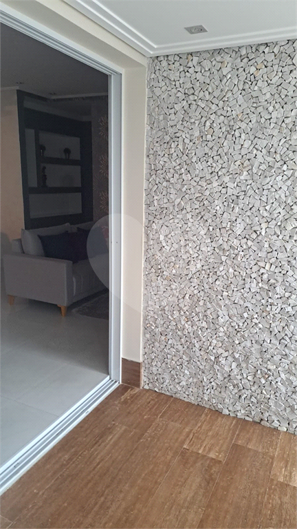 Apartamento com 117m² com 03 vagas cobertas e fixas, 3 dormitórios sendo 2 suítes, porteira fechada.