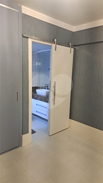 Apartamento com 117m² com 03 vagas cobertas e fixas, 3 dormitórios sendo 2 suítes, porteira fechada.