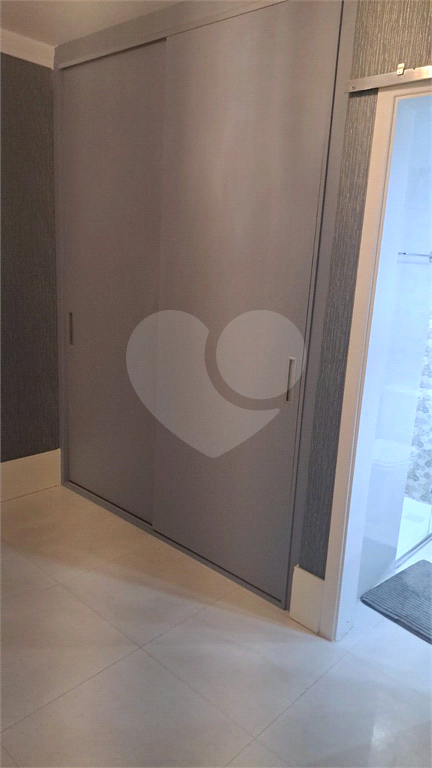 Apartamento com 117m² com 03 vagas cobertas e fixas, 3 dormitórios sendo 2 suítes, porteira fechada.
