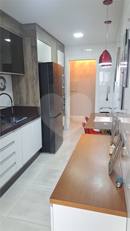 Apartamento com 117m² com 03 vagas cobertas e fixas, 3 dormitórios sendo 2 suítes, porteira fechada.