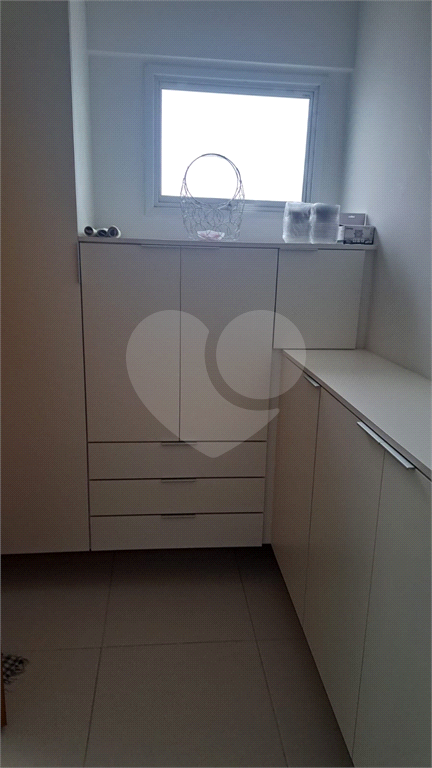 Apartamento com 117m² com 03 vagas cobertas e fixas, 3 dormitórios sendo 2 suítes, porteira fechada.