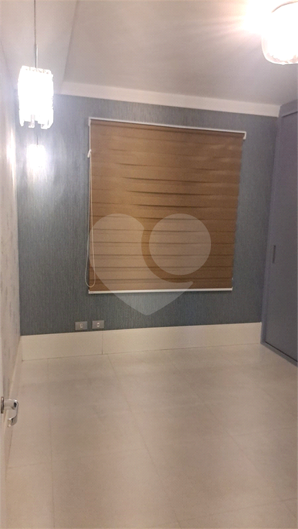 Apartamento com 117m² com 03 vagas cobertas e fixas, 3 dormitórios sendo 2 suítes, porteira fechada.