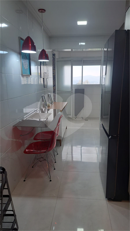 Apartamento com 117m² com 03 vagas cobertas e fixas, 3 dormitórios sendo 2 suítes, porteira fechada.
