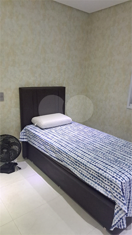 Apartamento com 117m² com 03 vagas cobertas e fixas, 3 dormitórios sendo 2 suítes, porteira fechada.