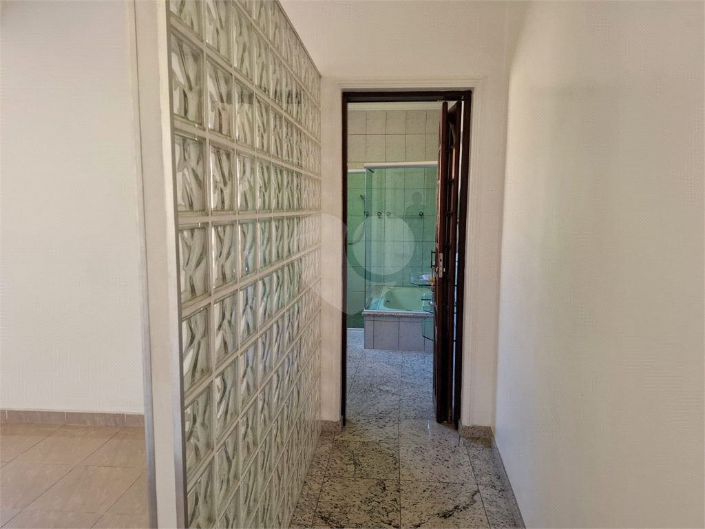 Sobrado VENDE Brasilândia com 160m2, 3 quartos, sala, cozinha, 2 banheiros, área de serviço, depósito e 2 vagas de garagem. 