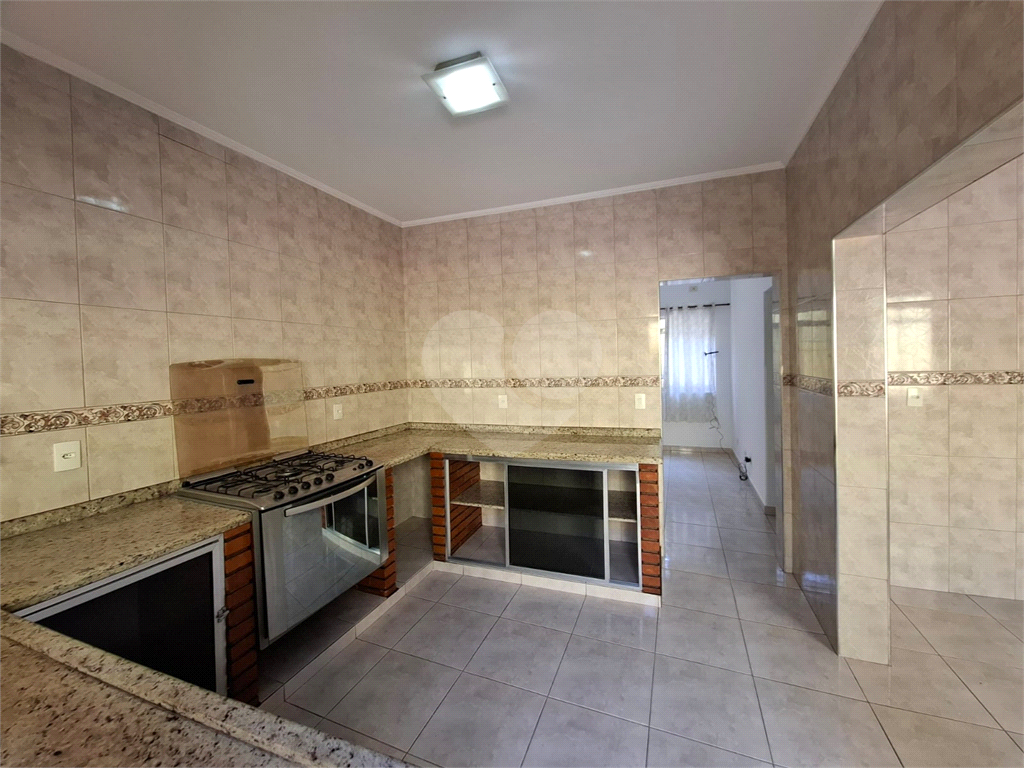 Sobrado VENDE Brasilândia com 160m2, 3 quartos, sala, cozinha, 2 banheiros, área de serviço, depósito e 2 vagas de garagem. 