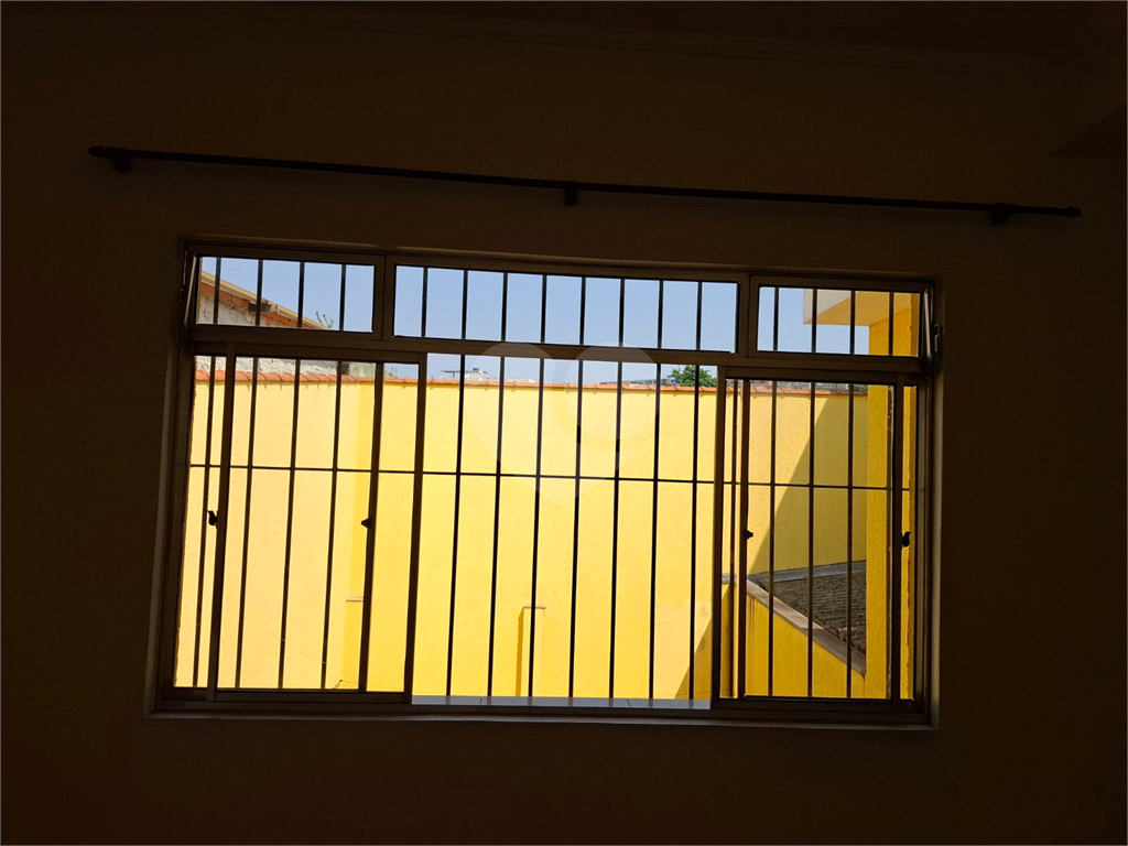 Sobrado VENDE Brasilândia com 160m2, 3 quartos, sala, cozinha, 2 banheiros, área de serviço, depósito e 2 vagas de garagem. 