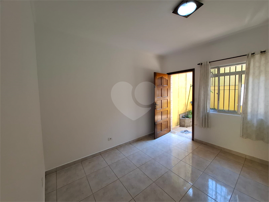 Sobrado VENDE Brasilândia com 160m2, 3 quartos, sala, cozinha, 2 banheiros, área de serviço, depósito e 2 vagas de garagem. 