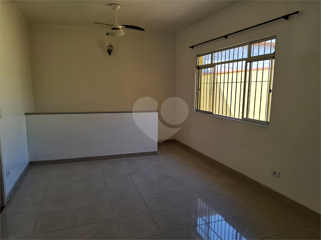 Sobrado VENDE Brasilândia com 160m2, 3 quartos, sala, cozinha, 2 banheiros, área de serviço, depósito e 2 vagas de garagem. 