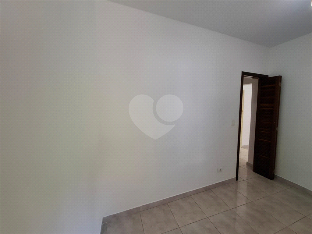 Sobrado VENDE Brasilândia com 160m2, 3 quartos, sala, cozinha, 2 banheiros, área de serviço, depósito e 2 vagas de garagem. 
