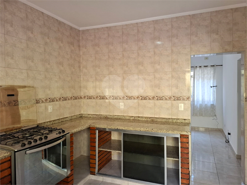 Sobrado VENDE Brasilândia com 160m2, 3 quartos, sala, cozinha, 2 banheiros, área de serviço, depósito e 2 vagas de garagem. 