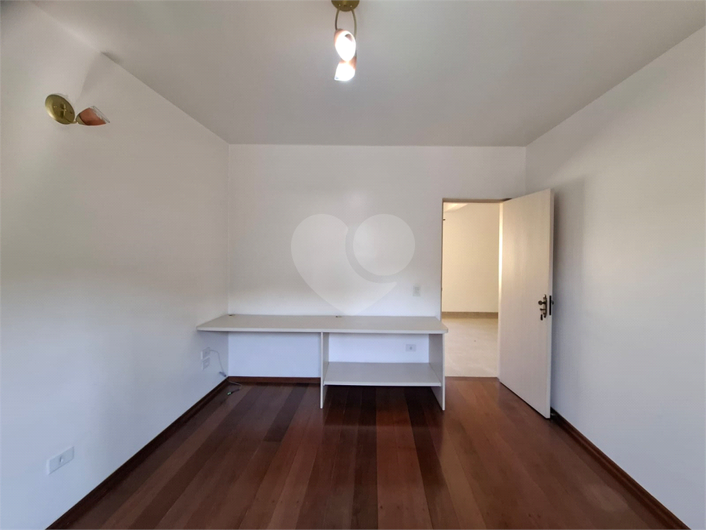Sobrado VENDE Brasilândia com 160m2, 3 quartos, sala, cozinha, 2 banheiros, área de serviço, depósito e 2 vagas de garagem. 