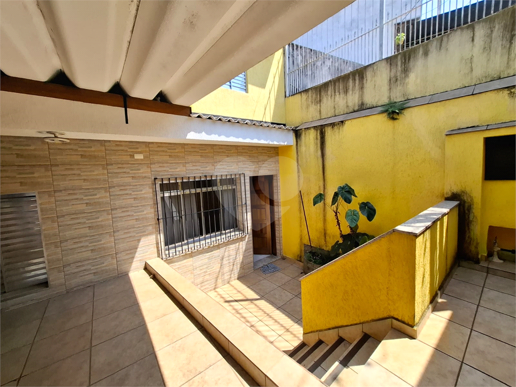 Sobrado VENDE Brasilândia com 160m2, 3 quartos, sala, cozinha, 2 banheiros, área de serviço, depósito e 2 vagas de garagem. 