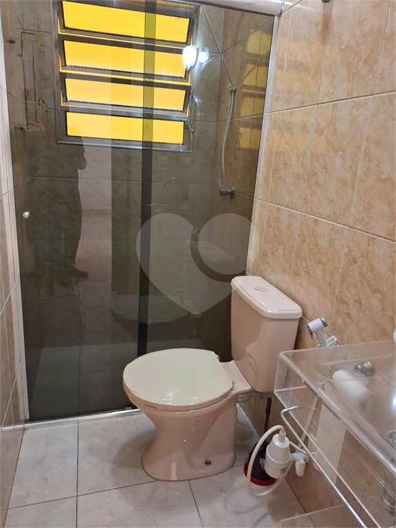 Sobrado VENDE Brasilândia com 160m2, 3 quartos, sala, cozinha, 2 banheiros, área de serviço, depósito e 2 vagas de garagem. 