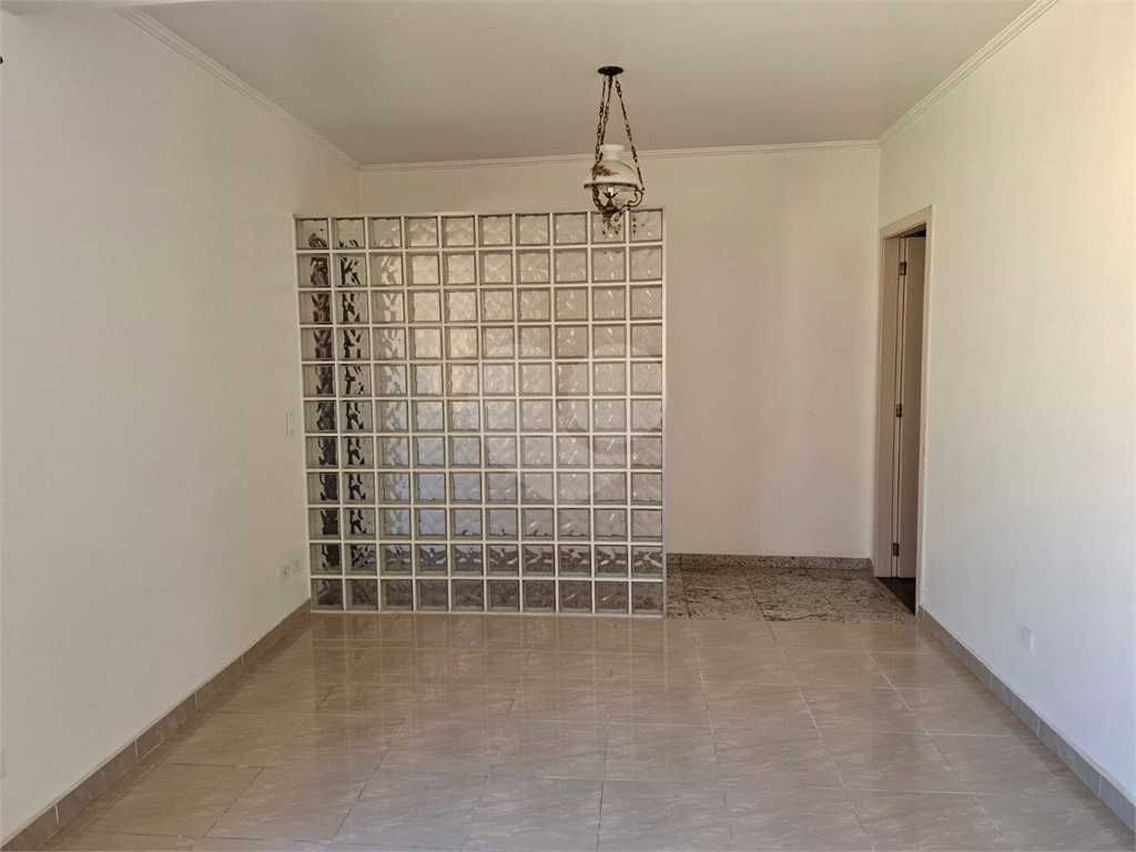 Sobrado VENDE Brasilândia com 160m2, 3 quartos, sala, cozinha, 2 banheiros, área de serviço, depósito e 2 vagas de garagem. 