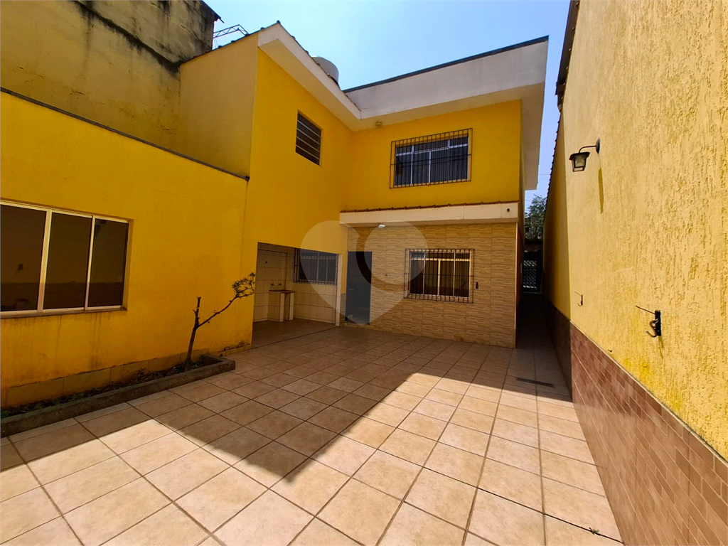 Sobrado VENDE Brasilândia com 160m2, 3 quartos, sala, cozinha, 2 banheiros, área de serviço, depósito e 2 vagas de garagem. 