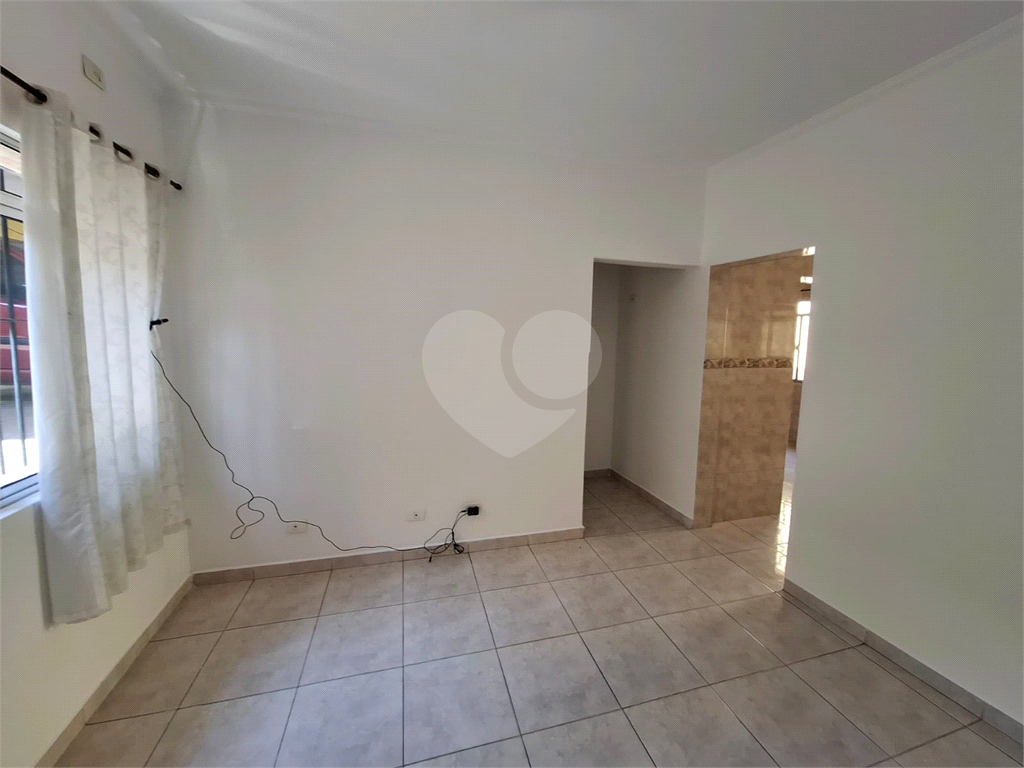 Sobrado VENDE Brasilândia com 160m2, 3 quartos, sala, cozinha, 2 banheiros, área de serviço, depósito e 2 vagas de garagem. 