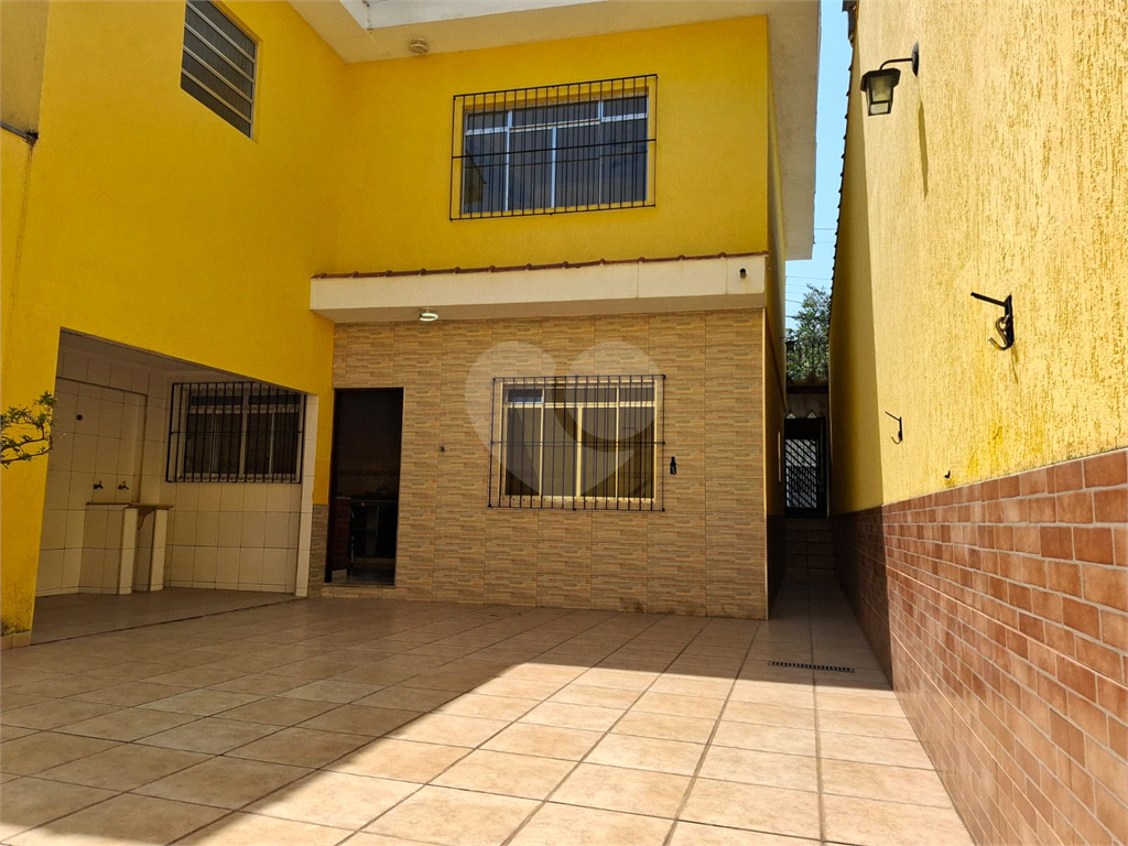 Sobrado VENDE Brasilândia com 160m2, 3 quartos, sala, cozinha, 2 banheiros, área de serviço, depósito e 2 vagas de garagem. 